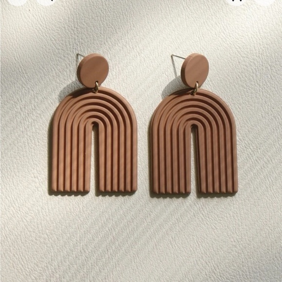 Brown U shape / arch textured earrings - Picture 6 of 8